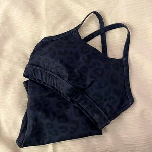 Bra and leggings workout set. Fitted. Medium support.